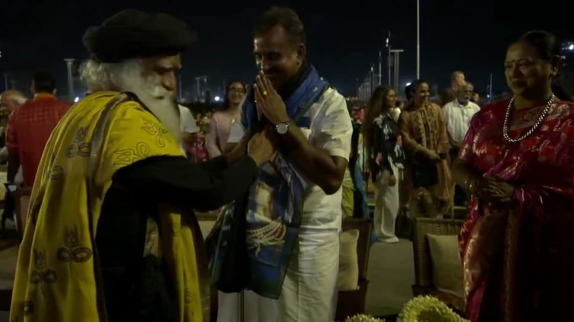 ஈஷா வேலுமணி பிரேமலதா சந்திப்பு