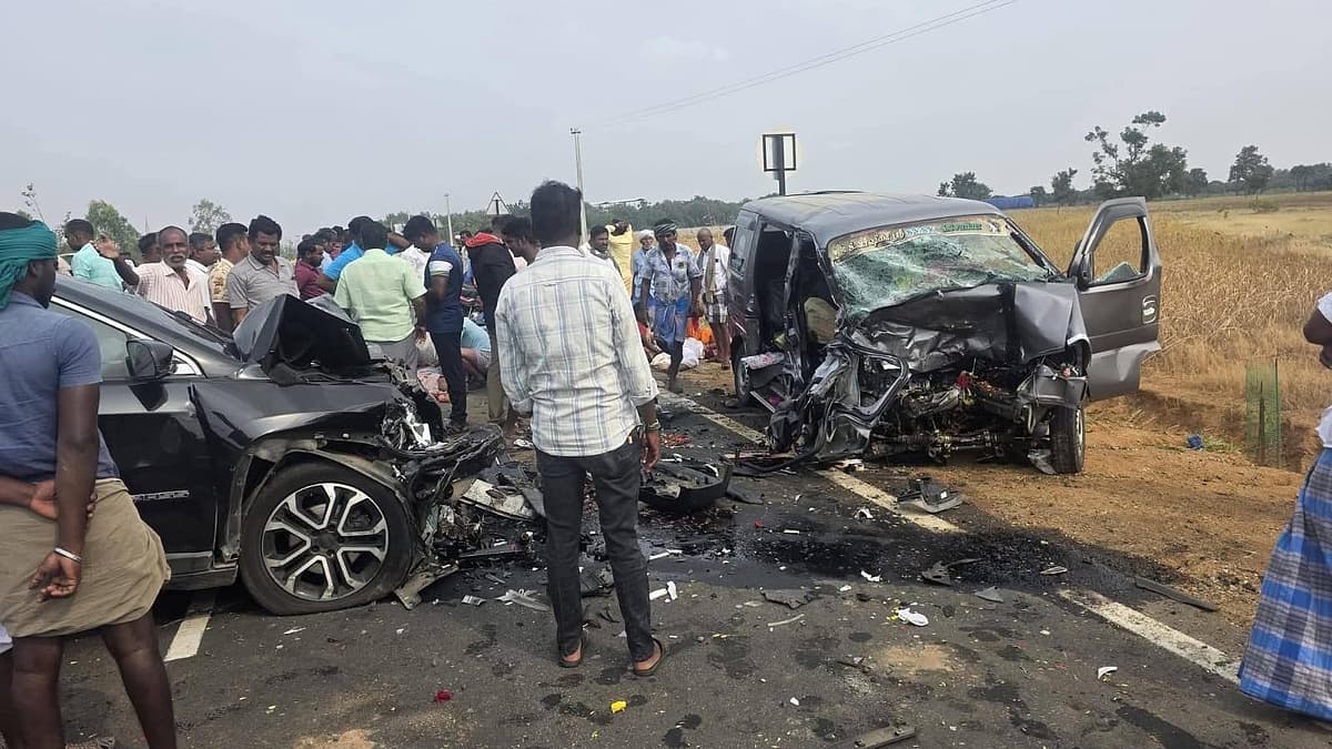 விபத்தில் உருக்குலைந்த கார்கள்