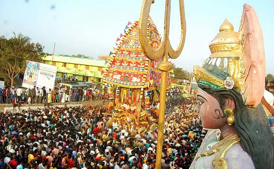 மேல்மலையனூர் அங்காள பரமேஸ்வரி கோயில் தேரோட்டம்