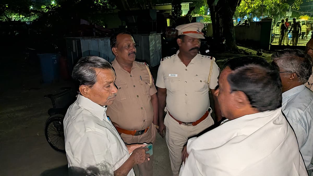 டீ க்கு பேரம் பேசிய அதிகாரி + தலையை சொரிந்த அதிகாரி