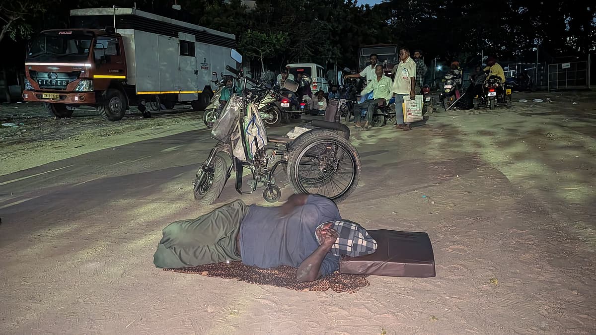 ராஜரத்தினம் ஸ்டேடியத்தில் நள்ளிரவை தாண்டியும் போராடிய மாற்றுத்திறனாளிகள் (Mobile Night Vision)