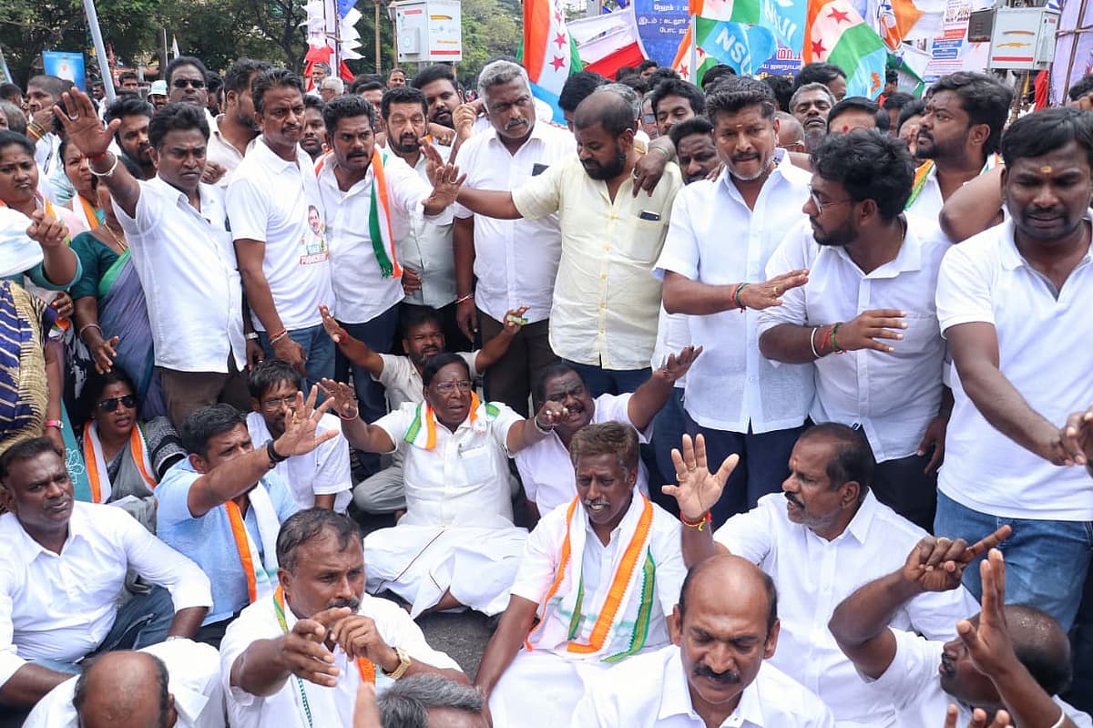 பிரதமர் மோடி - ராகுல் உருவ பொம்மைகள் எரிப்பு; கல்வீச்சு, செருப்பு வீச்சால் போர்க்களமான புதுச்சேரி