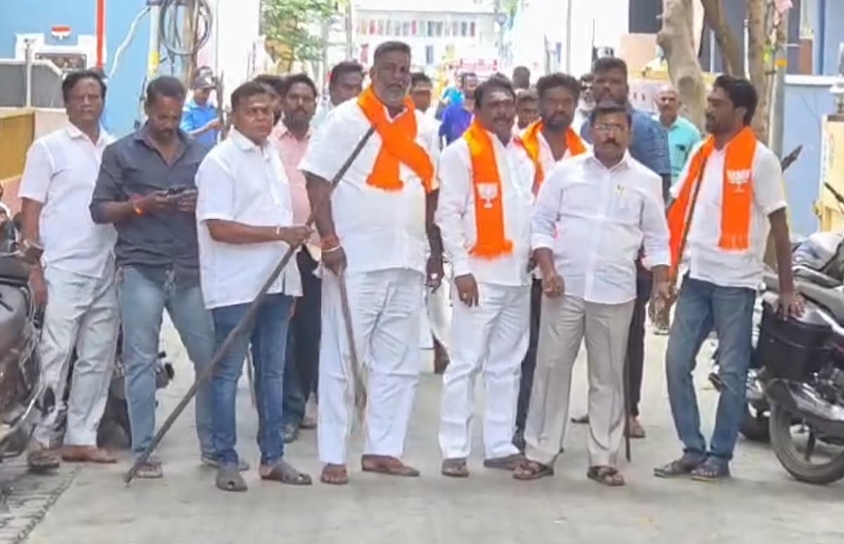 பிரதமர் மோடி - ராகுல் உருவ பொம்மைகள் எரிப்பு; கல்வீச்சு, செருப்பு வீச்சால் போர்க்களமான புதுச்சேரி