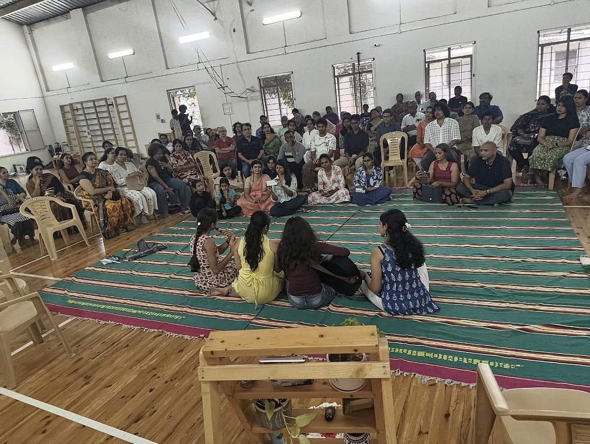 மனதின் 'ஹாஃப் மூன்'... மாற்றத்தின் ஃபுல் மூன்! - இளம் எழுத்தாளர் இனியாவின் நெகிழ்ச்சிப் பயணம்