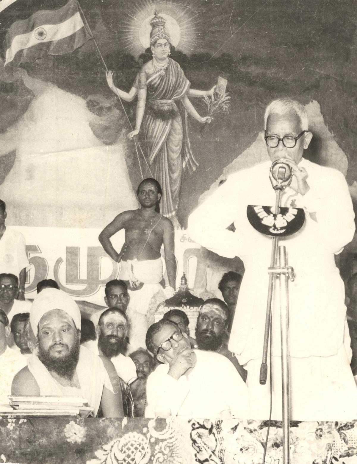 பக்தவத்சலம்: முதல் தேர்தல் வெற்றியிலேயே ஒரு தலைமுறையின் வரலாற்றைத் தீர்மானித்தவர்! | முதல் களம் 07