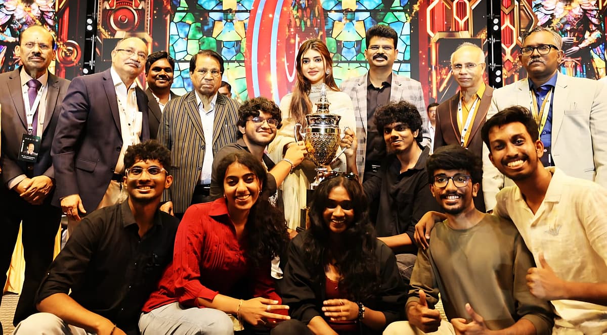 விஐடி சென்னையில் நடந்த வைப்ரன்ஸ் சர்வதேச கலை விழாவில் சாம்பியன் பட்டம் வென்ற சென்னை எஸ்.எஸ்.என் பொறியியல் கல்லூரி மாணவர்களுக்கு நடிகை ஸ்ரீலீலா, விஐடி நிறுவனர் மற்றும் வேந்தர் முனைவர் கோ.விசுவநாதன் மற்றும் விஐடி துணைத்தலைவர் முனைவர் ஜி.வி.செல்வம் ஆகியோர் கோப்பையை வழங்கி கவுரவித்தனர்.