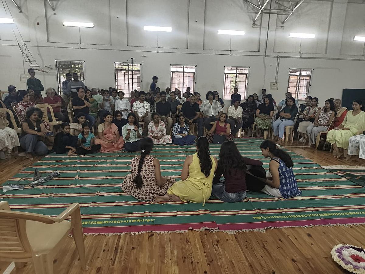 மனதின் 'ஹாஃப் மூன்'... மாற்றத்தின் ஃபுல் மூன்! - இளம் எழுத்தாளர் இனியாவின் நெகிழ்ச்சிப் பயணம்