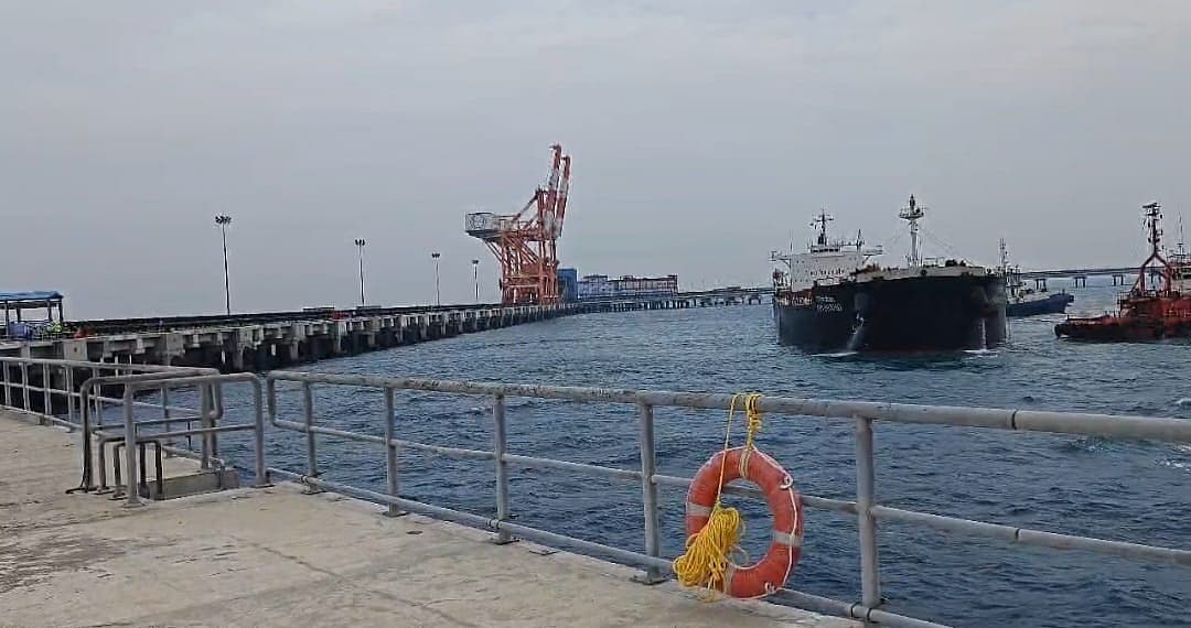 நிலக்கரி ஏற்றி வந்த சரக்கு கப்பல்