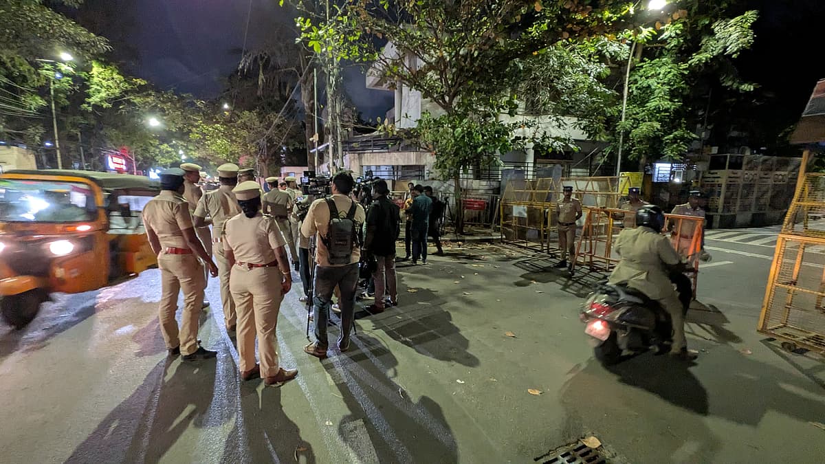 சித்தரஞ்சன் சாலையில் கூடியிருந்த ஊடகத்தினர்