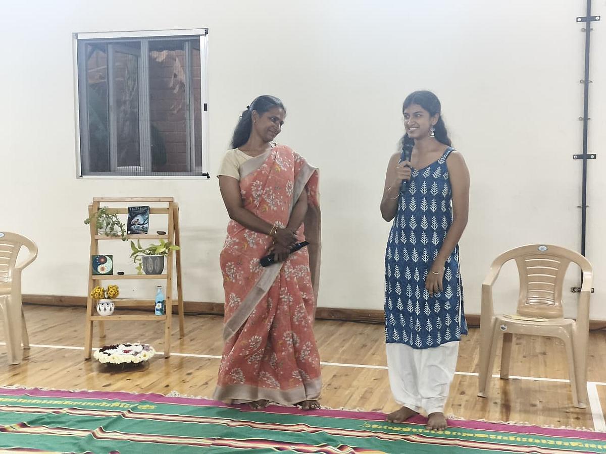 மனதின் 'ஹாஃப் மூன்'... மாற்றத்தின் ஃபுல் மூன்! - இளம் எழுத்தாளர் இனியாவின் நெகிழ்ச்சிப் பயணம்