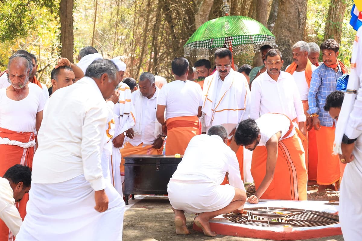 நீலகிரி: பாரம்பரிய முறைப்படி விமர்சையாக நடந்த பொக்காபுர மாரியம்மன் கோயில் திருவிழா!