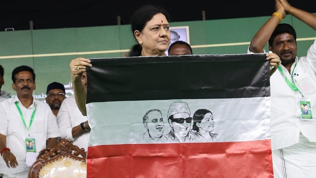 புது கட்சிக்கான கொடியை அறிமுகம் செய்த சசிகலா