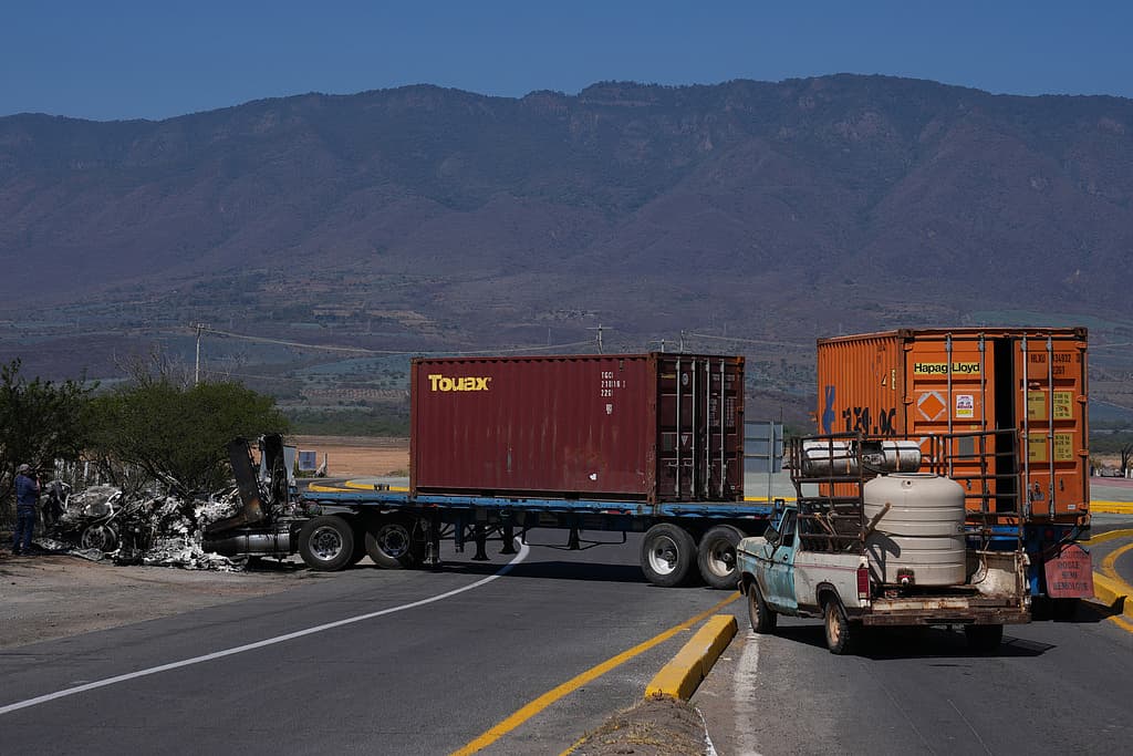 El Mencho: பகலில் காக்கி... இரவில் கிரிமினல் - மெக்சிகோவை நடுங்க வைத்த ‘எல் மென்சோ’வின் கதை!