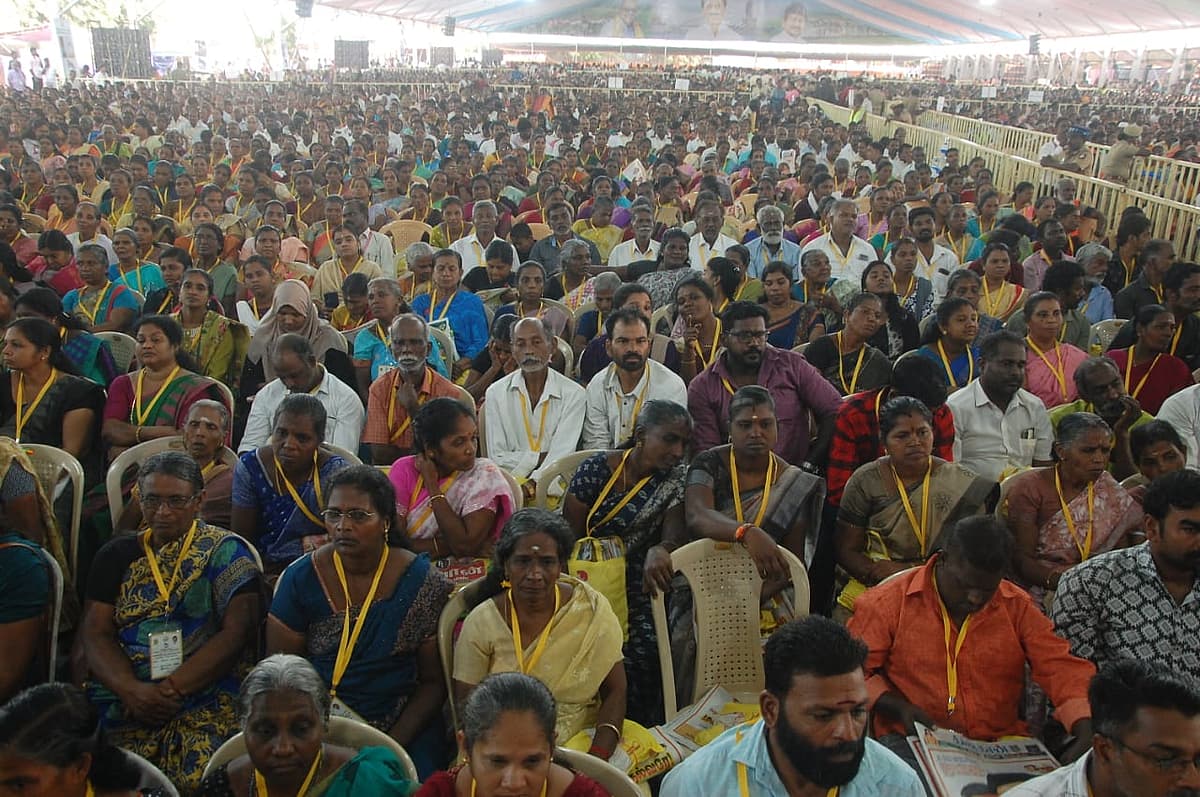 கூட்டத்தில் கலந்துகொண்ட மக்கள்