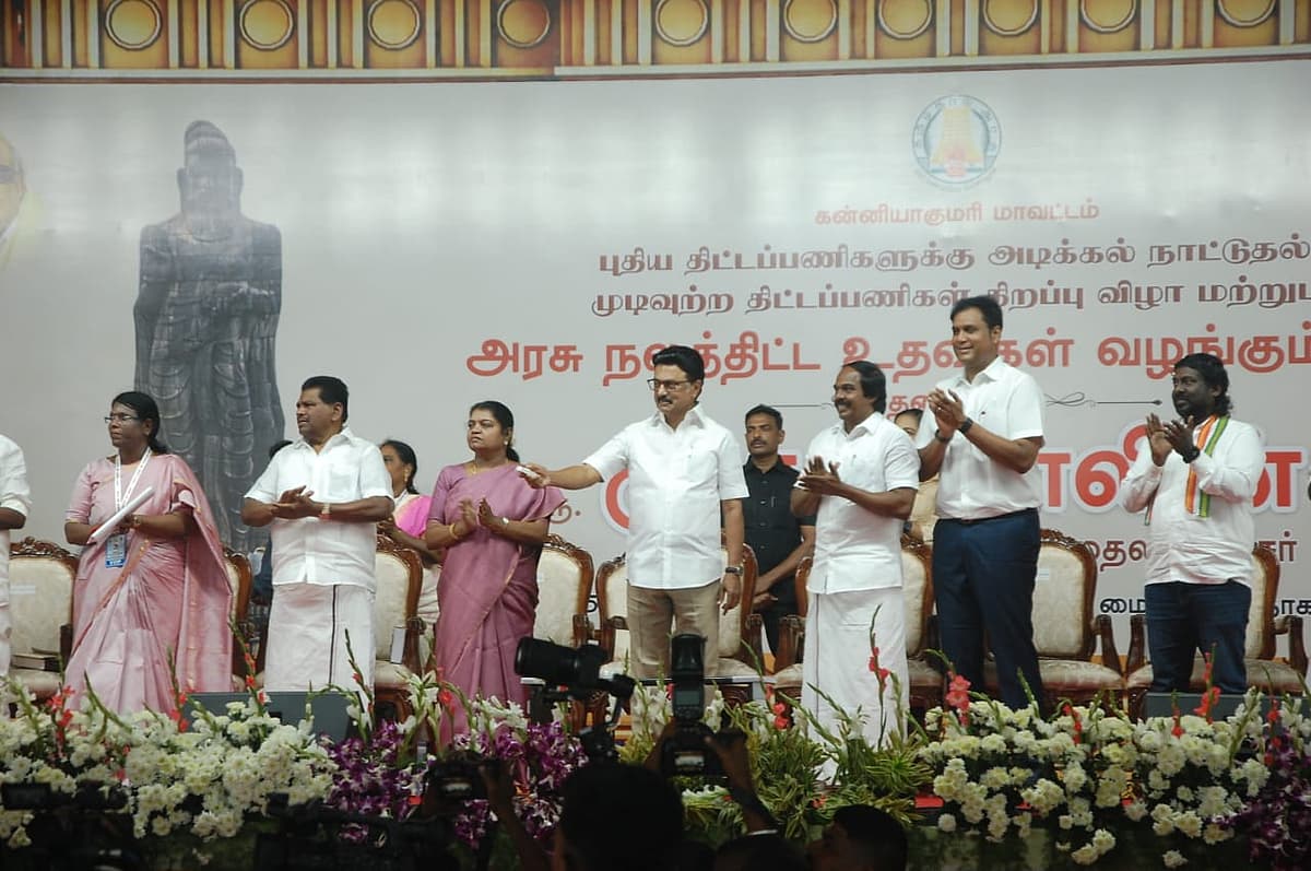 திட்டங்களுக்கு அடிக்கல் நாட்டுதல்