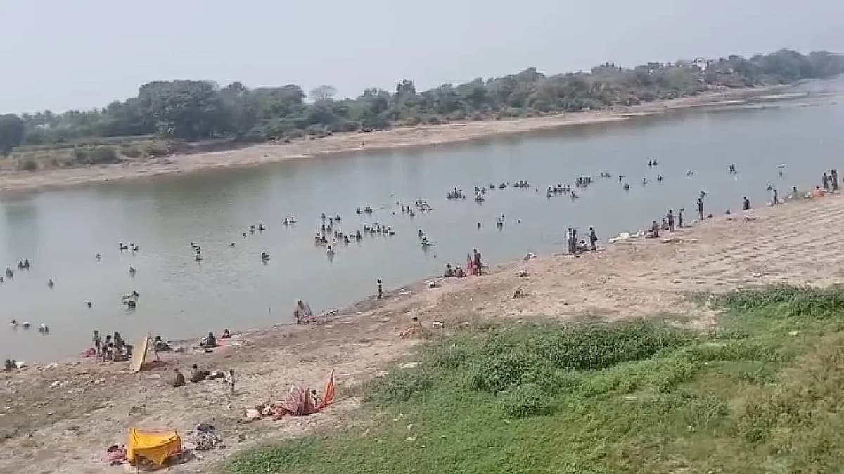 தங்கம் தேடி ஆற்றில் இறங்கிய மக்கள்