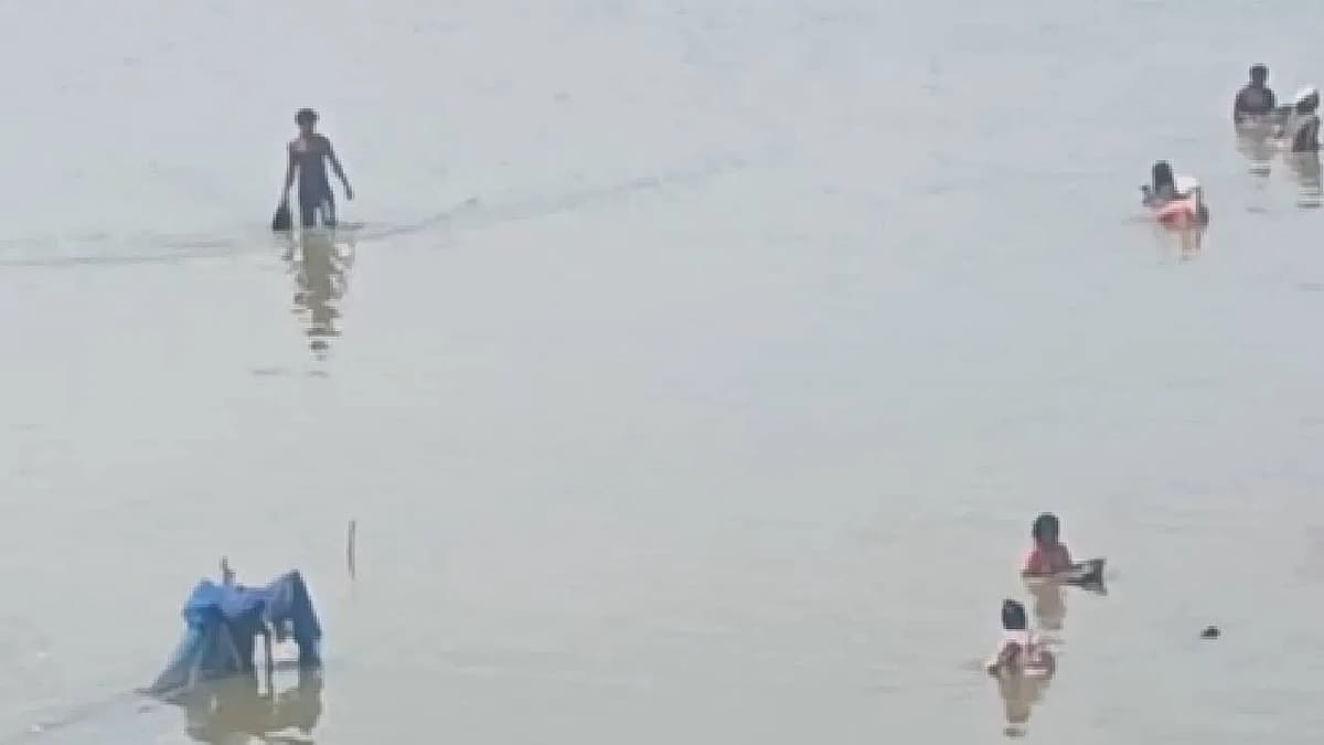 சல்லடை, கூடைகளுடன் அஸ்தியில் தங்கத்தை தேடும் பொதுமக்கள் - கோதாவரி ஆற்றில் நடக்கும் தங்க வேட்டை