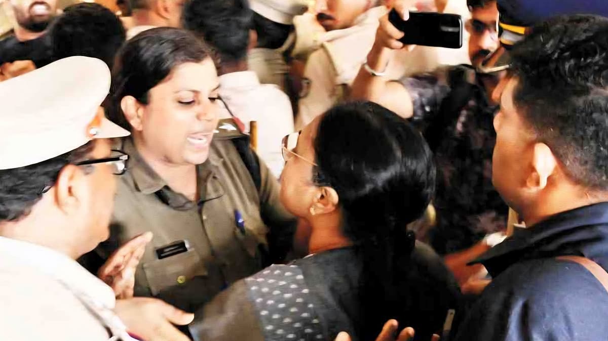 ரயில் நிலையத்தில் நடந்த மோதல்