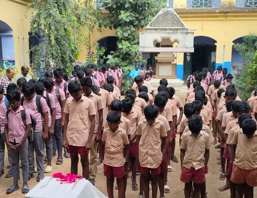 மாணவர்கள் அஞ்சலி