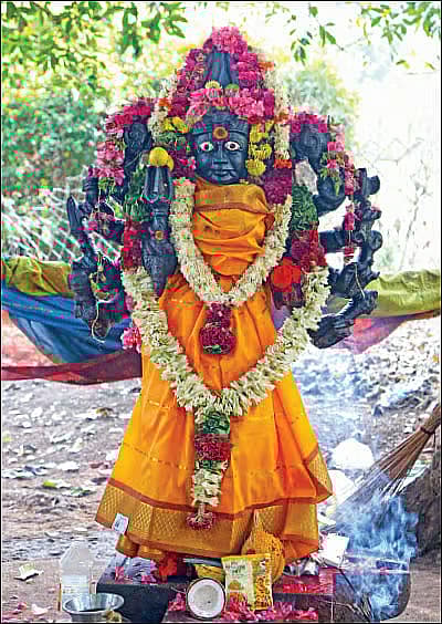 மேல்கலிங்கப்பட்டி எட்டுக்கை அம்மன்