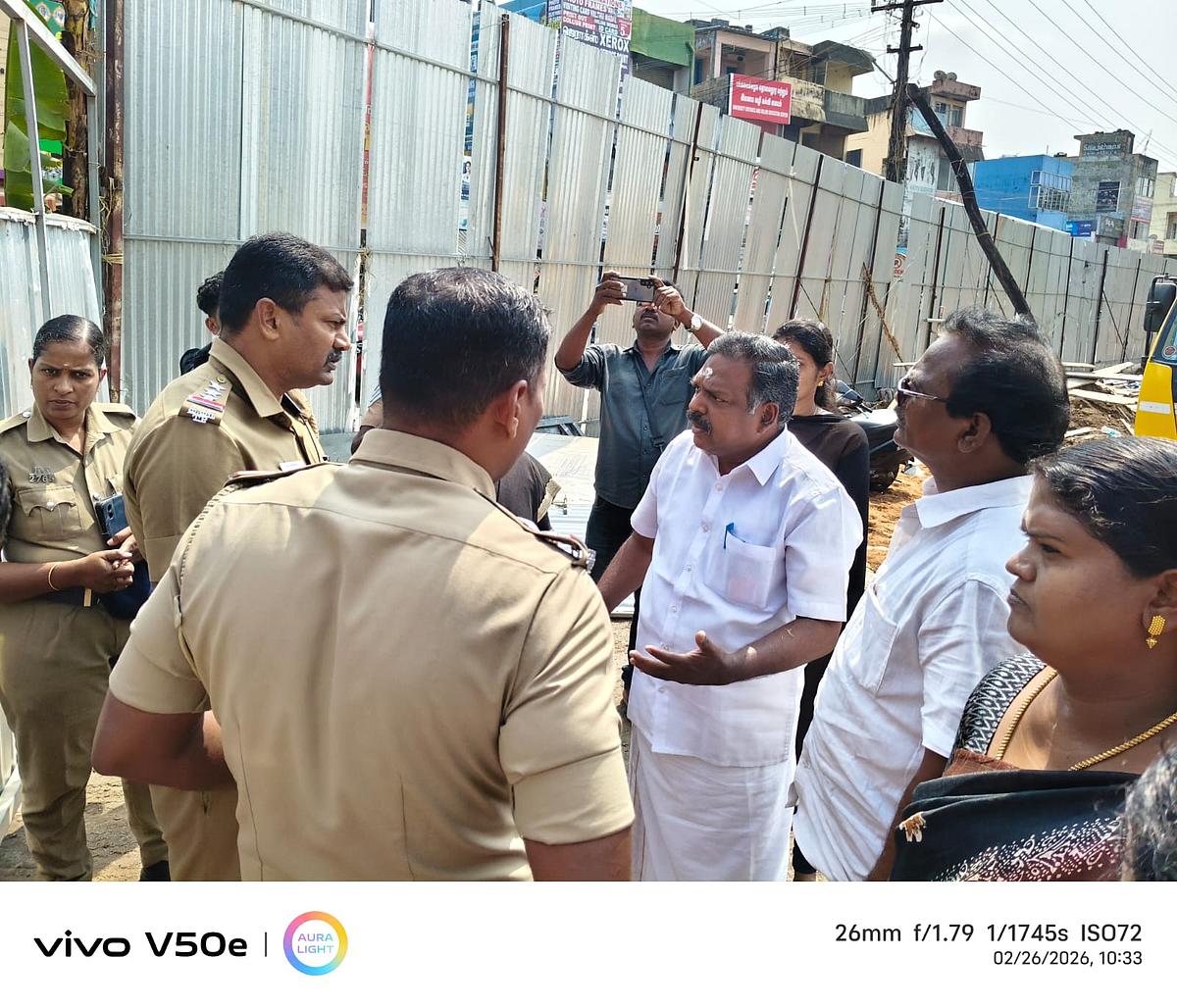 போலீஸாருடன் வாக்குவாதம்