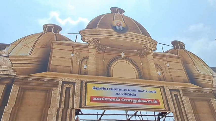 பிரதமர் கலந்து கொள்ளும் கூட்டத்தில் அண்ணா,பெரியார் படங்கள்