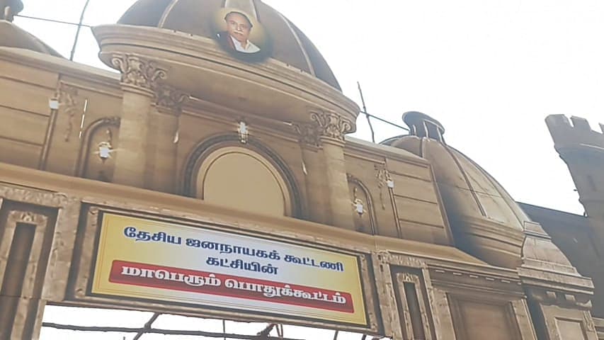 பிரதமர் கலந்து கொள்ளும் கூட்டத்தில் அண்ணா, பெரியார் படங்கள்