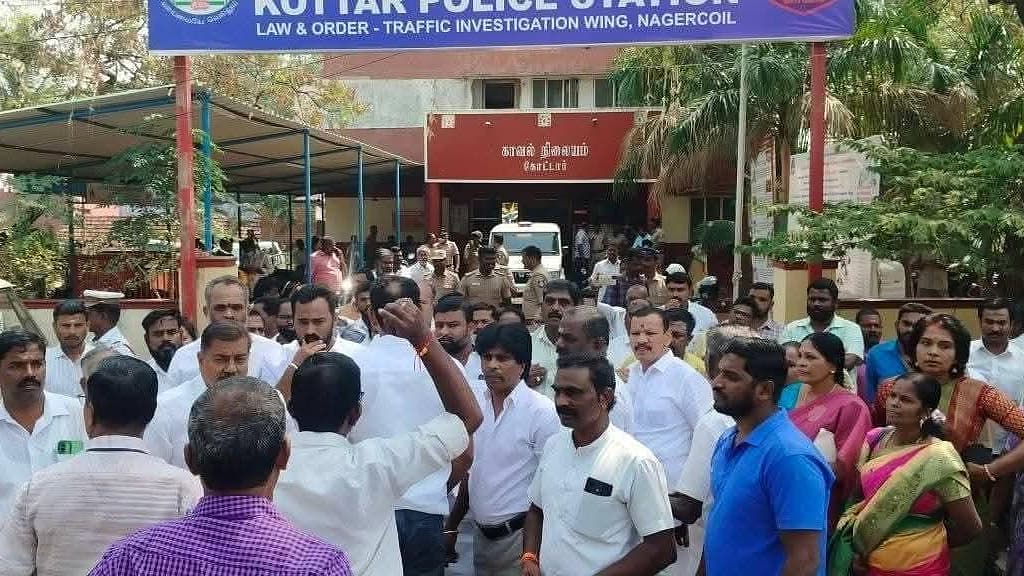 காவல் நிலையம் முற்றுகை போராட்டம் நடத்திய பா.ஜ.க-வினர்