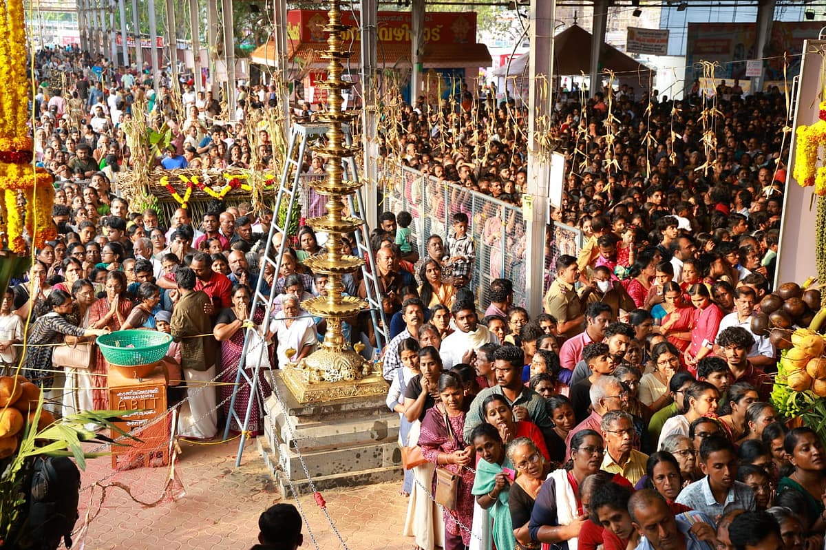 ஆற்றுகால் பகவதி அம்மன் கோயிலில் குவிந்த பெண்கள்