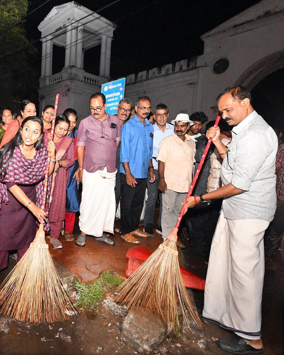 பொங்காலை விழாவுக்காக திருவனந்தபுரம் நகரத்தை தூய்மைப்படுத்தும் பணியை தொடங்கிவைத்த மேயர் வி.வி.ராஜேஷ்