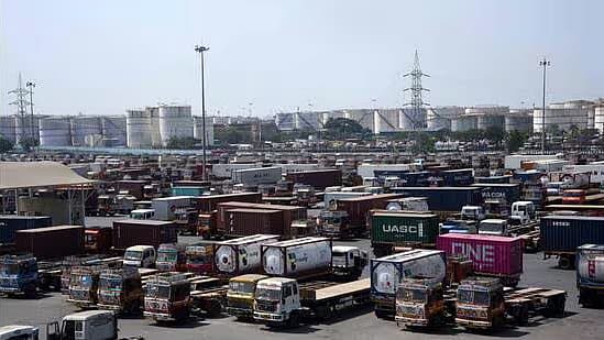 கண்டெய்னர் லாரிகள்