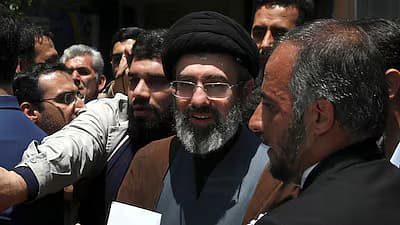 மன்னராட்சியை ஒழித்துவிட்டு வாரிசு அரசியலுக்கு மாறிய ஈரான்! - மொஜ்தபா புதிய தலைவராக உருவானது எப்படி?