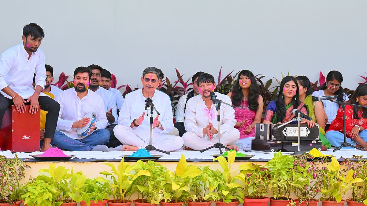 ஹோலி கொண்டாடிய ஆளுநர்