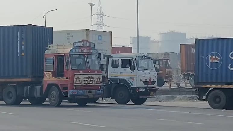 மும்பை: வளைகுடா நாடுகளுக்குச் செல்ல முடியாமல் துறைமுகத்தில் அழுகும் காய்கறி, பழங்கள்!