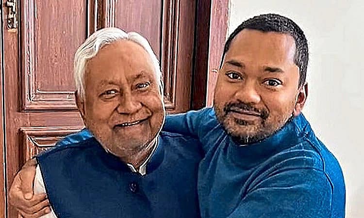 மகனுடன் நிதீஷ் குமார்