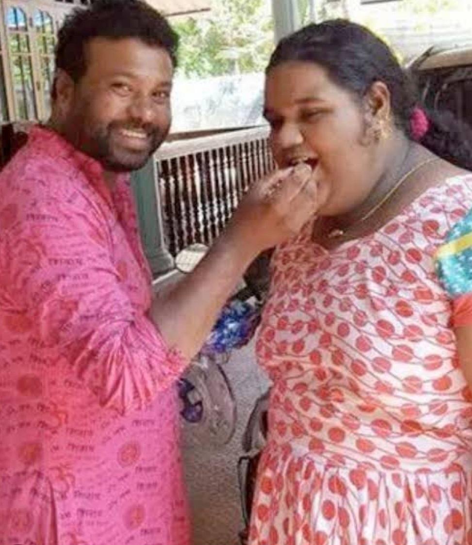 டாக்டராகிவிட்ட கலாபவன் மணியின் மகள் ஸ்ரீலட்சுமிக்கு கேக் ஊட்டும் ஆர்.எல்.வி.ராமகிருஷ்ணன்