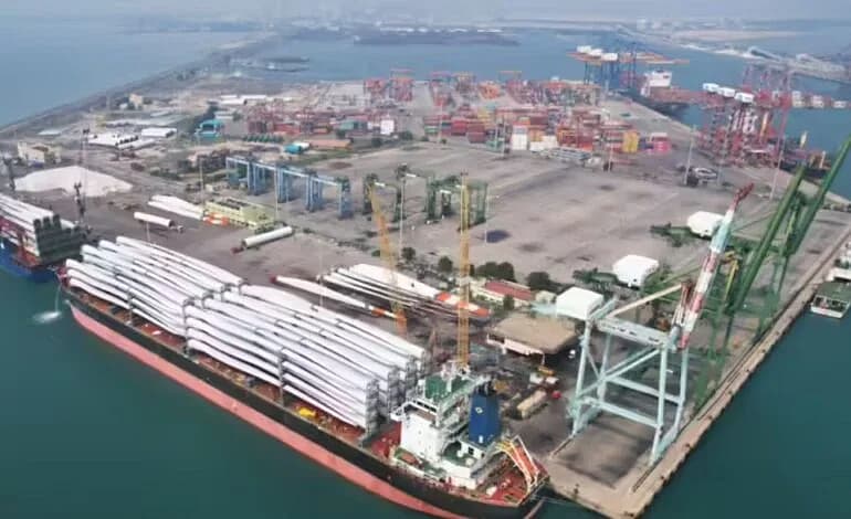 காற்றாலை இறகுகள் ஏற்றி வந்த கப்பல்