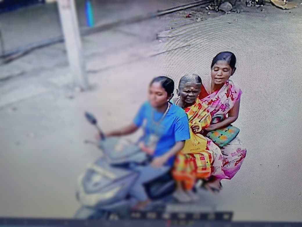 பைக்கில் கடத்திச் செல்லப்படும் மூதாட்டி