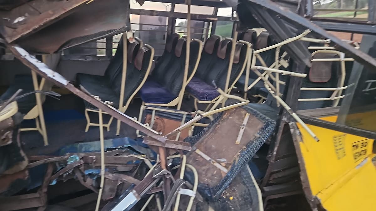 கல்லூரி பேருந்து ரயில் மோதி விபத்து