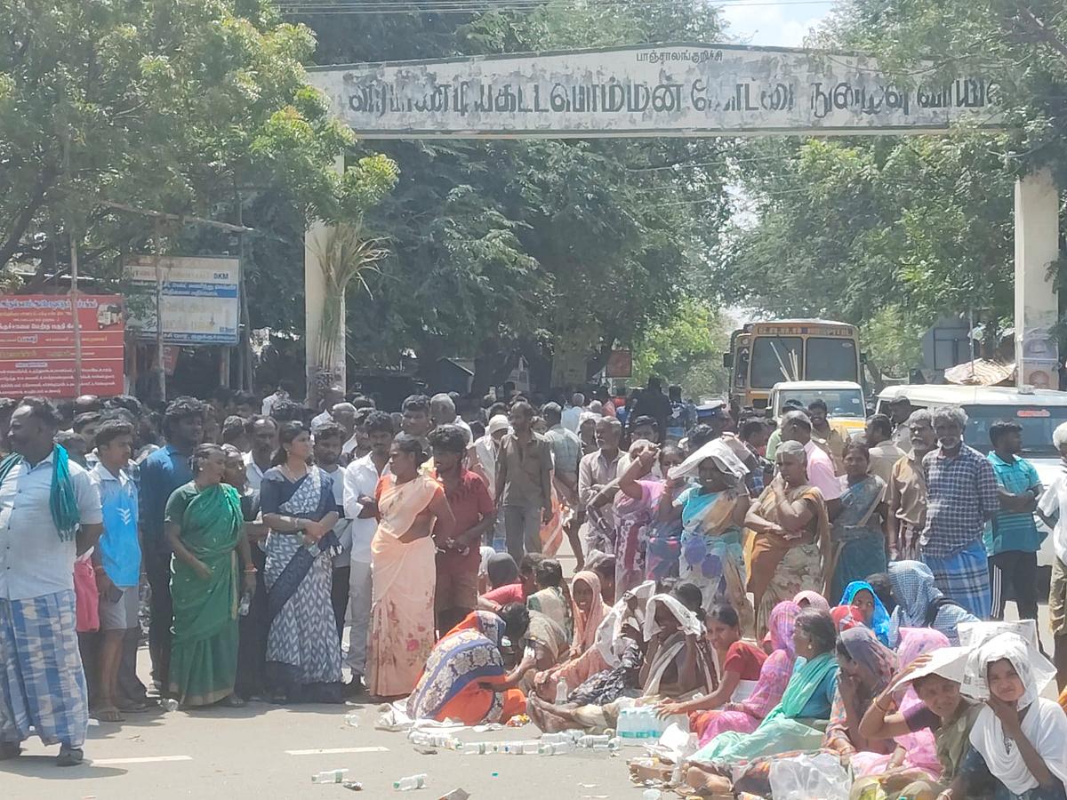 ஊர்மக்கள் சாலை மறியல்