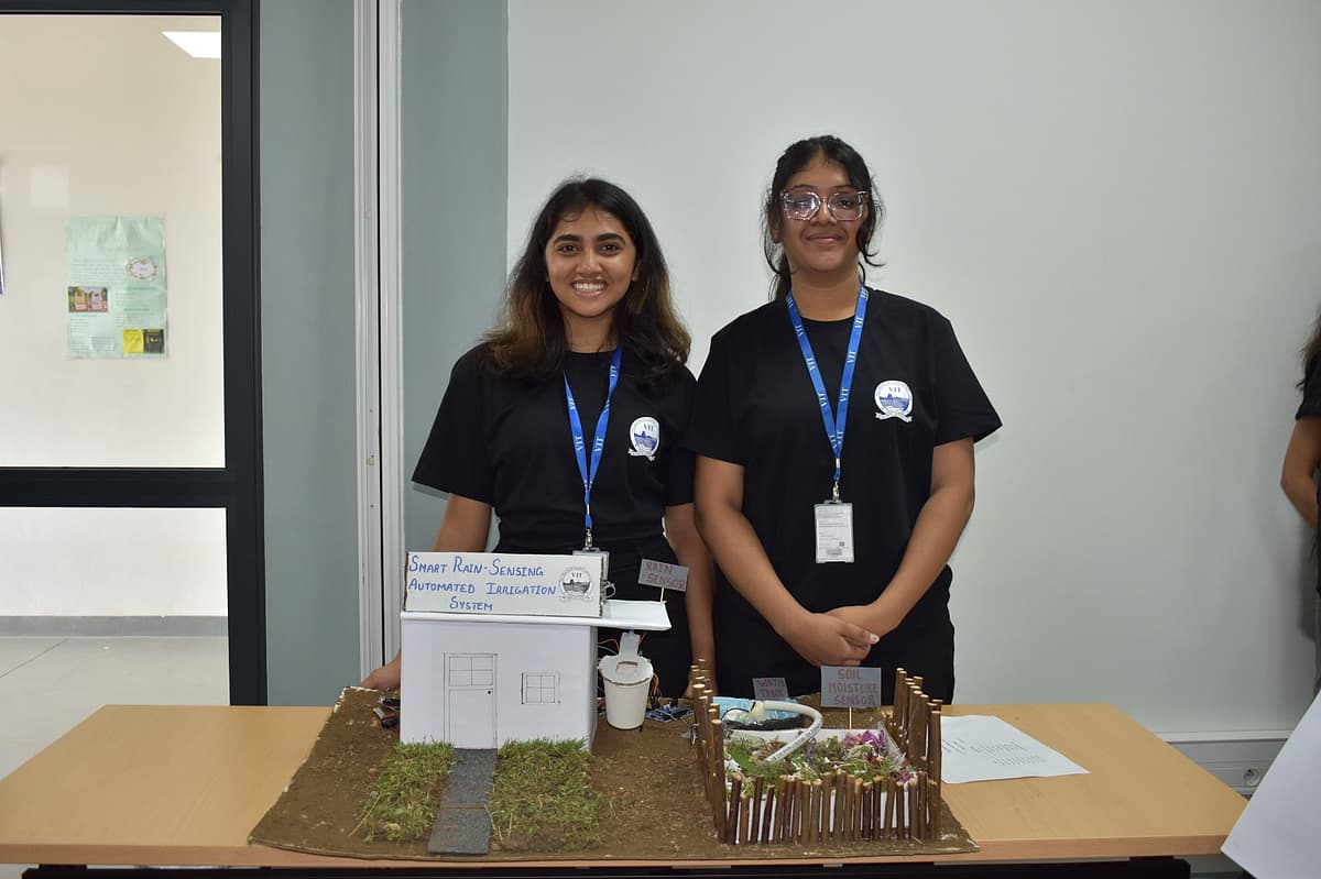 விஐடி மொரீஷியஸ் சார்பில் இணையவழியில் நடைபெற்ற தொழில்நுட்ப ஐடியாத்தான் நிகழ்வில் “நவீன மழை உணர் தானியங்கி நீர்ப்பாசன முறை” குறித்த புதுமை படைப்பை சமர்ப்பித்த மாணவிகள்.