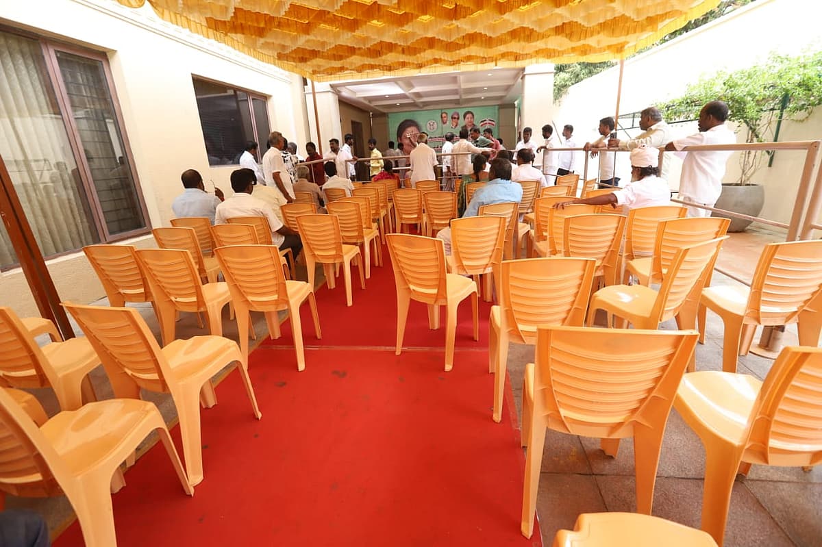 காலி சேர்கள்