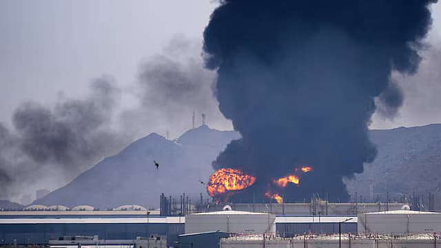 கத்தார் எண்ணெய் கிணறு எரிகிறது.