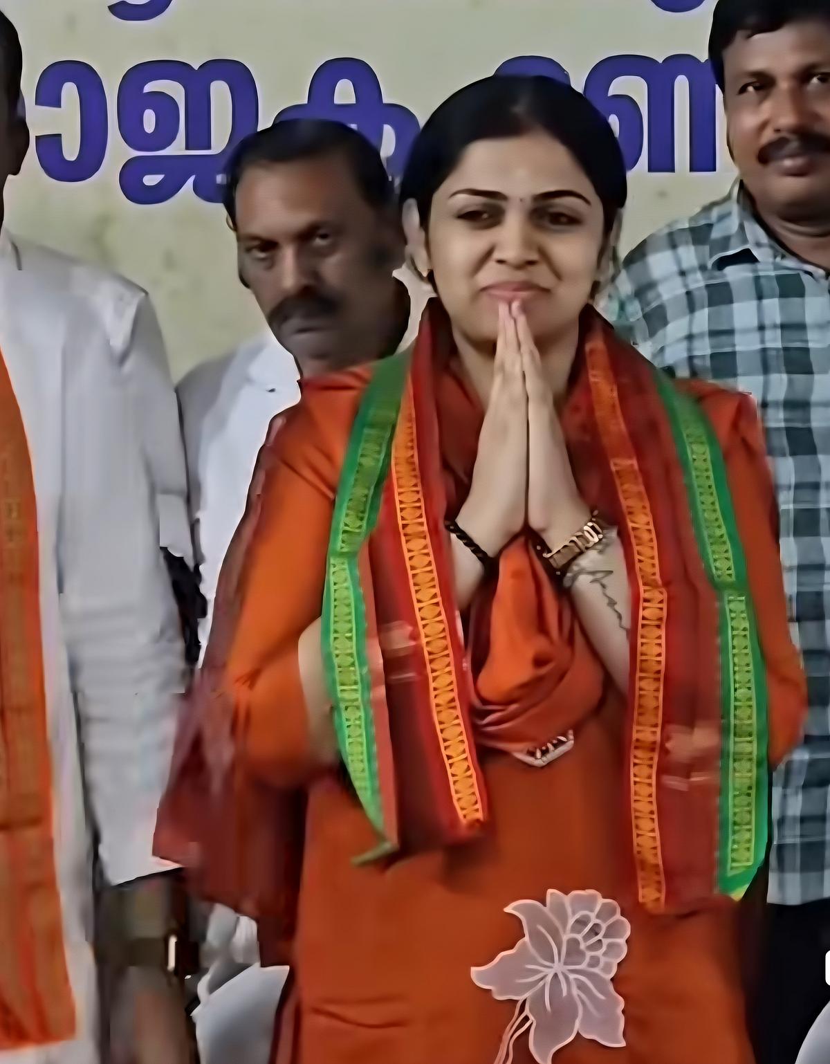 தேர்தல் பிரசாரத்தில் நடிகை அஞ்சலி நாயர்