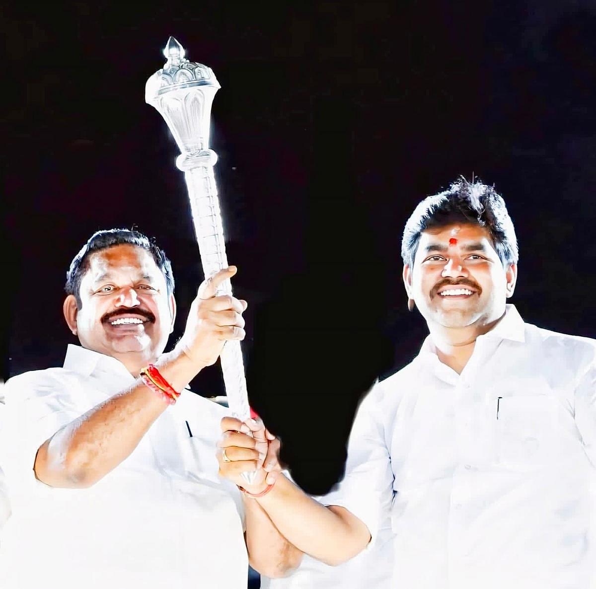 தஞ்சாவூர் நிகழ்ச்சி ஒன்றில் எடப்பாடி பழனிசாமிக்கு செங்கோல் கொடுக்கும் சரவணன்