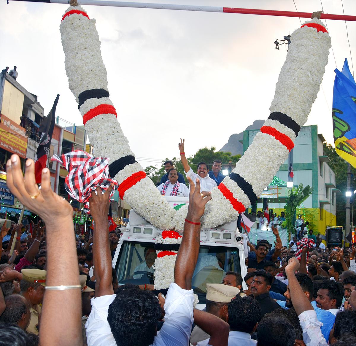 எடபாடி பழனிச்சாமிக்கு வரவேற்பு அளிக்கப்பட்ட காட்சி