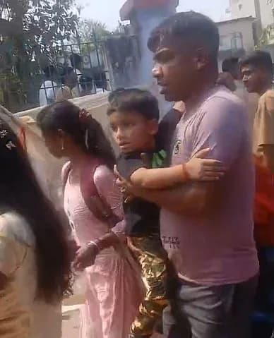 அலறியடித்து ஓடிய பக்தர்கள்