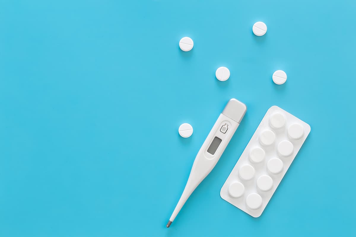 காய்ச்சலைத் தணிக்க பாராசிட்டமால்தான் சிறந்த மருந்து. அதை அவரவர் எடைக்கேற்ப எடுத்துக்கொள்ள வேண்டும்.