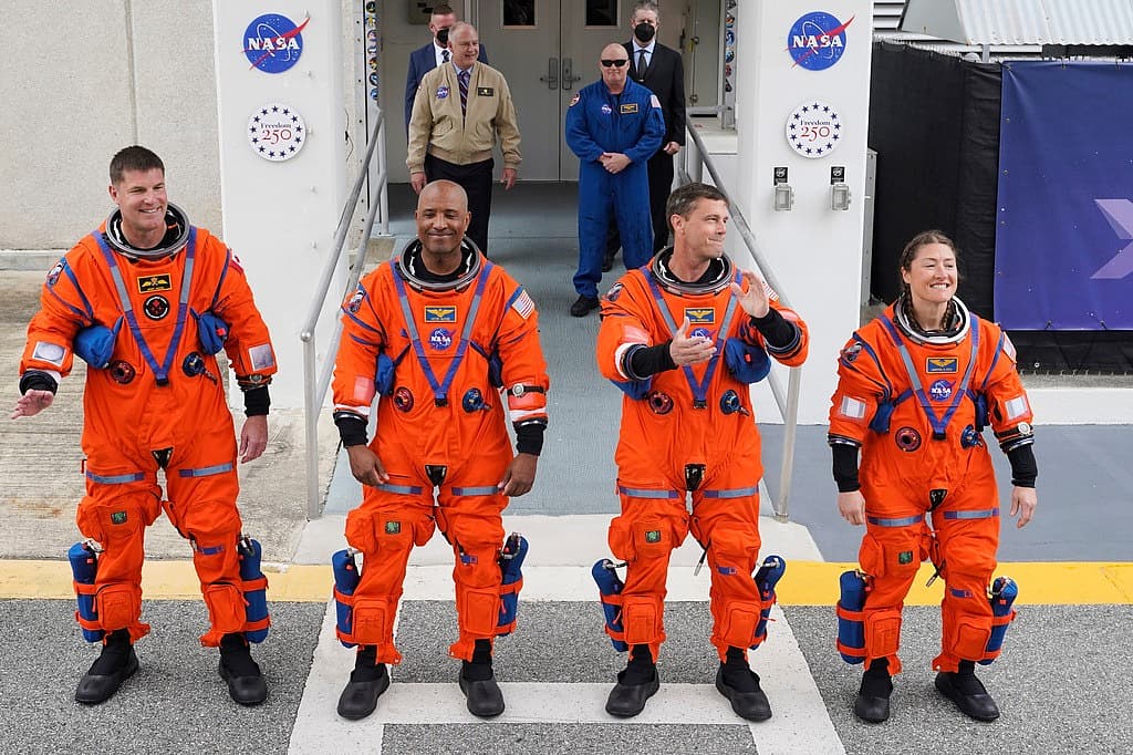 மீண்டும் நிலவுக்கு மனிதர்களை அனுப்பிய நாசா