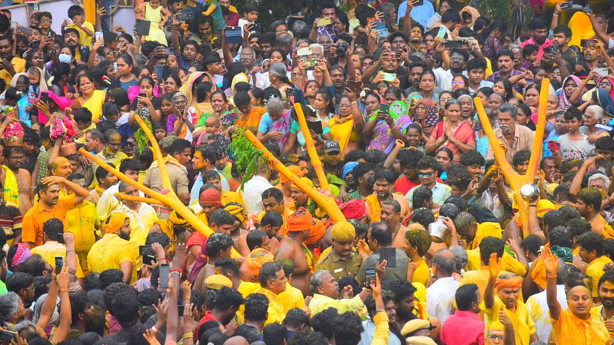 ஈரோடு பெரிய மாரியம்மன் கம்பம் பிடுங்கும் விழா